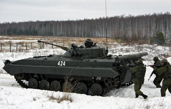 훈련 중인 러시아군의 BMP-2. 보관분 포함해서 현재 약 9,200여 대를 보유하고 있는 것으로 알려진다. < 출처 : (cc) Vitaly V. Kuzmin at wikimedia.org >