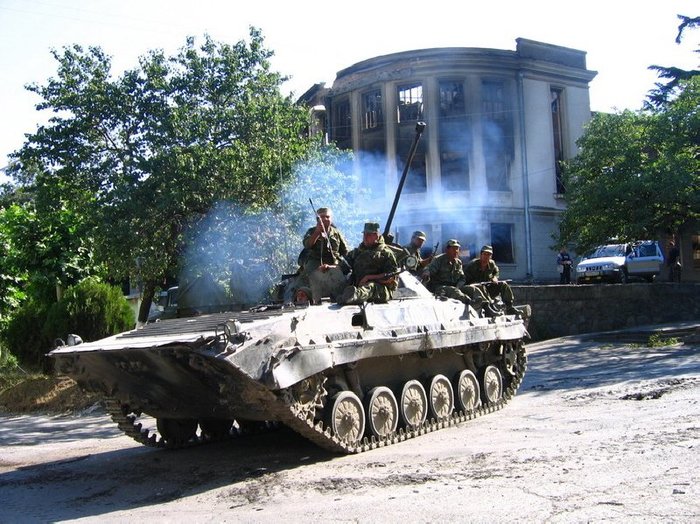 2008년 남오세티아 전쟁 당시 보병을 태우고 이동 중인 러시아군의 BMP-2 < 출처 : (cc) Yana Amelina at wikimedia.org >