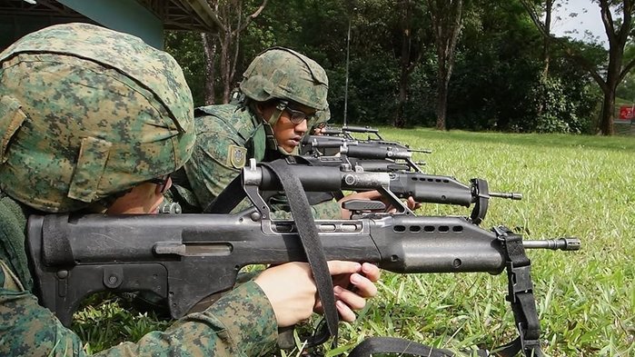 싱가포르 군은 병사들이 사용하기 편하도록 하기 위하여 SAR-21을 개발했다. <출처: 싱가포르 육군>