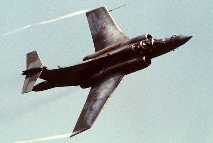 1988년 시범 비행 중인 영국 공군 소속 버캐니어 S.2B. 소련 함대를 견제하기 위한 목적의 해군 함재기로 탄생했고 이후 공군의 주력 공격기로도 사용되었다. < 출처 : Public Domain >