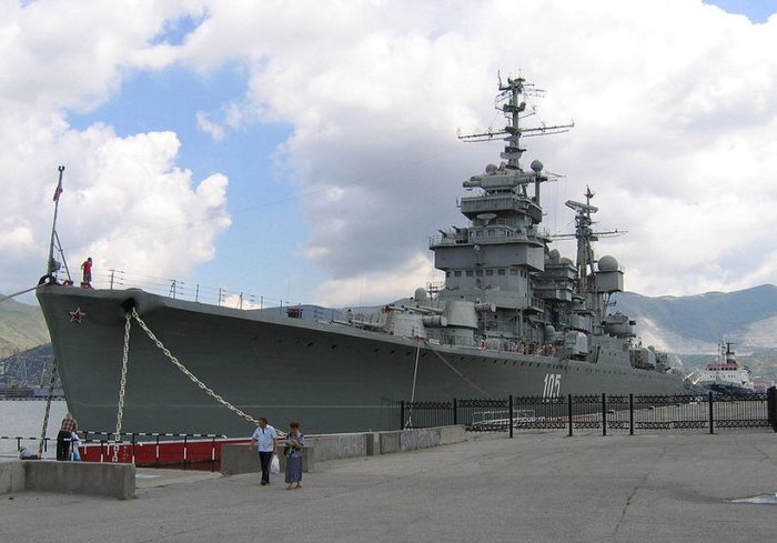 2000년까지 활약한 스베드로프급 순양함. 소련은 총 30척을 획득해 함대의 주력으로 삼고자 했으나 14척만 완공되어 실전에서 활약했다. 이들의 존재는 버캐니어의 탄생을 촉진시켰다. < 출처 : Public Domain >