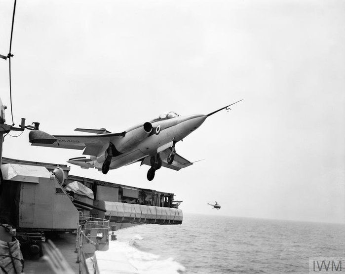 1959년 6월 블랙번 NA.39(기체번호 XK489) 시제기가 빅토리어스 항모에서 이륙하고 있다. <출처: Imperial War Museum>