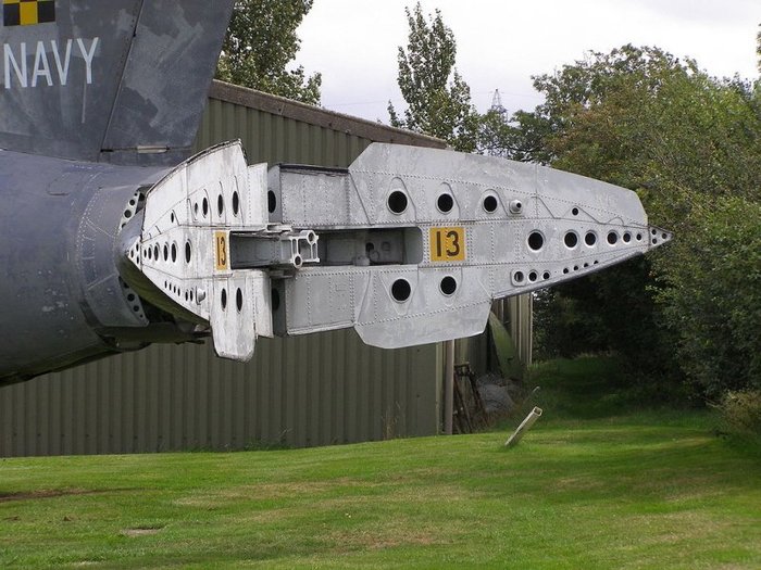 기체 후방에 에어 브레이크가 펼쳐진 모습. 비행 중에는 테일콘 같은 모습으로 접혀 있다. < 출처 : (cc) MilborneOne at Wikipedia.org >