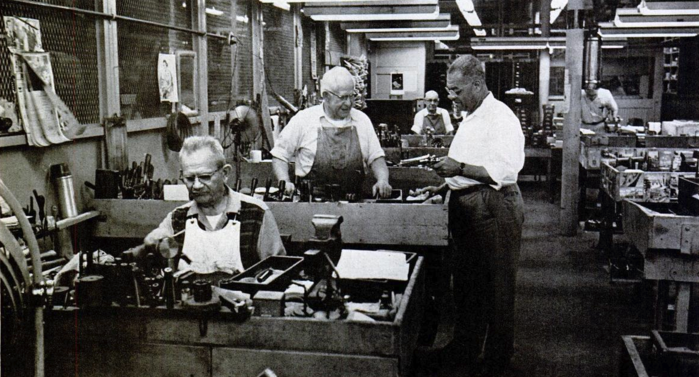 1960년대의 파이슨 생산라인. 모든 작업이 숙련공의 수작업으로 이루어진다. <출처: Colt>