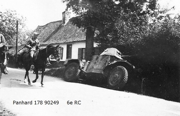 길가에 버려진 파나르 178 옆을 지나는 독일군 <출처 : chars-francais.net>