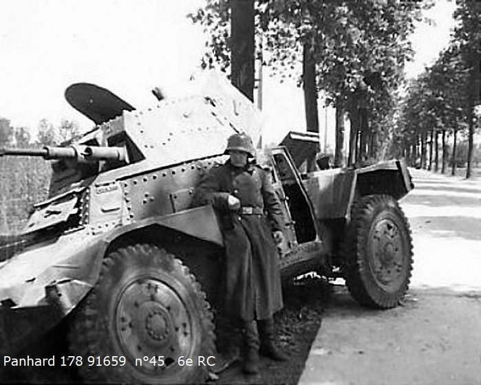 버려진 파나르 178 앞에 선 독일군 <출처 : chars-francais.net>