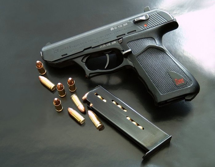 P9S 권총은 더블액션 방식의 현대적 권총으로 독일 경찰이 애용했다. <출처: Public Domain>