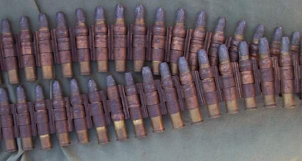 11mm 그라 소이탄으로 만들어진 기관총 탄약띠 <출처: Public Domain>