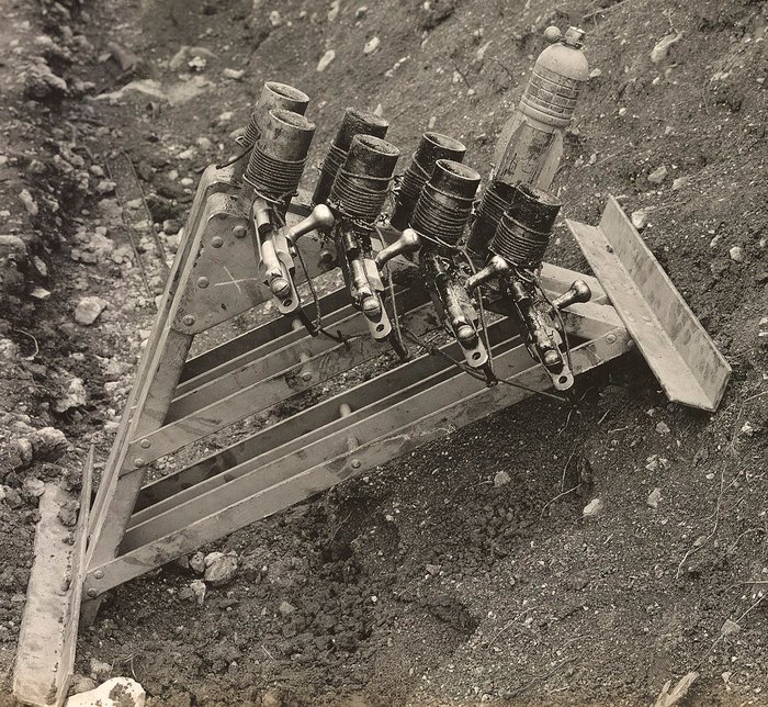 여러 자루의 그라 소총 기관부를 떼어 만든 다연발 박격포. 공포탄을 이용해 사제 포탄을 발사하는 방식으로, 1차 대전 당시의 급조품이다. <출처: Public Domain>