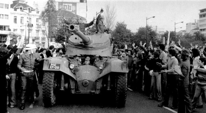 1974년 4월 포르투갈 카네이션 혁명 당시 시민들의 환호를 받고 있는 포르투갈군 EBR <출처 : reddit.com>
