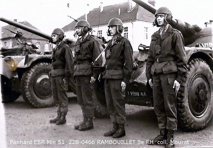 파나르 EBR은 전후방 운전수, 지휘관 그리고 사수의 4명이 탑승한다. <출처 : chars-francais.net>