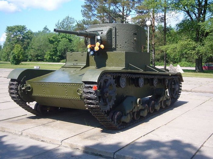 전반적으로 성능이 부족한 전차였으나 소련은 T-26의 개발을 통해 축적한 기술력을 발판으로 이후 무기사에 길이 남을 수많은 전차들을 만들어 냈다. < 출처 : Public Domain >