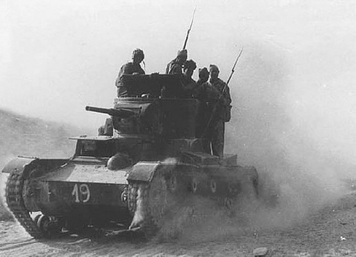 스페인 내전 당시 공화국군이 운용 중인 T-26 < 출처 : Public Domain >