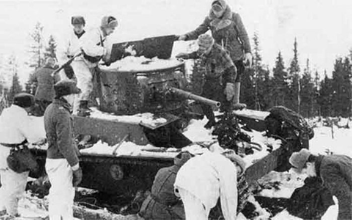 1939년 겨울전쟁 당시 핀란드군에게 노획된 T-26. 예상 밖의 참혹한 결과 놀란 소련은 곧바로 생산을 종료시켰다. < 출처 : Public Domain >