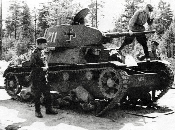 핀란드가 노획하여 운용하던 T-26 전차를 다시 소련군이 노획한 후 확인하고 있다. < 출처: Public Domain >
