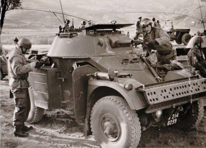 알제리에서 AML 60을 운용하는 프랑스 육군 <출처 : crazyauto.net>