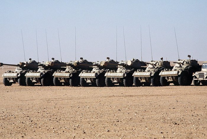 1992년 데저트 실드 작전 당시 촬영된 니제르 육군 소속 AML 60과 90 <출처 : Public Domain>