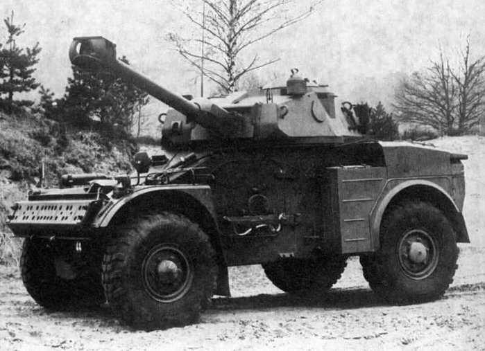 소련 공수부대 장갑차량 저지를 위한 직사 화력 제공용으로 90mm 포를 탑재한 AML 90 <출처 : chars-francais.net>