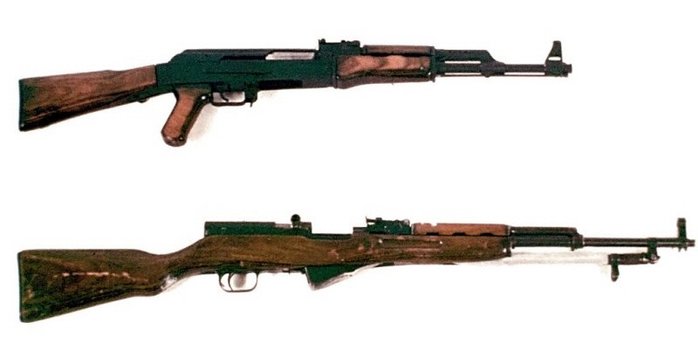AK-47(상)과 함께 전시된 SKS. 애증의 대상이라 할 수 있을 것 같다. < 출처 : Public Domain >