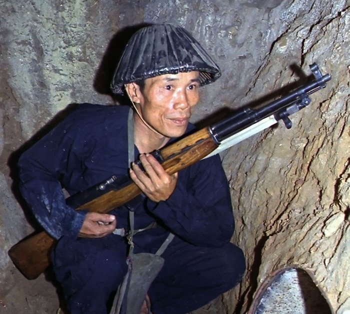 베트남전쟁 당시 SKS로 무장한 베트콩 < 출처 : Public Domain >