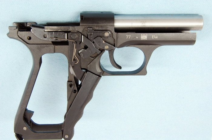 P7의 프레임 부분. 독특하게도 권총손잡이 앞쪽의 레버를 당김으로써 스트라이커를 코킹한다. <출처: Public Domain>