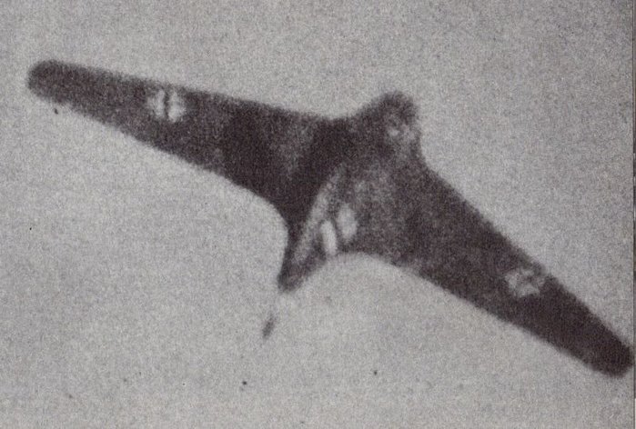폭격기 호위에 나선 P-47 전투기 건카메라에 찍힌 Me 163 < 출처 : Public Domain >