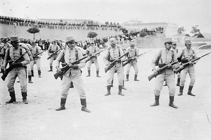 1916년 4월 12일 1차 대전에 참전한 포르투갈 육군의 모습. 크로파첵 소총으로 훈련 중이다. <출처: Public Domain>