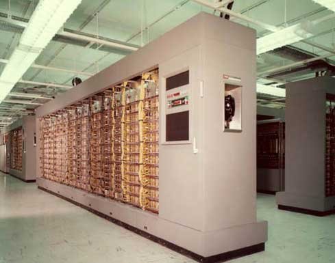 IBM에서 개발한 AN/FSQ-7 컴퓨터는 SAGE 통제소에 설치되었다. <출처 : 미 공군>