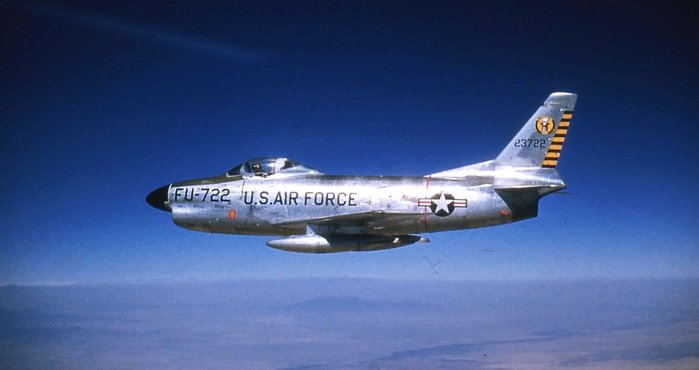 F-86D는 1인승 전투기로 레이돔으로 인하여 세이버와는 달라보인다. <출처: 미 공군>