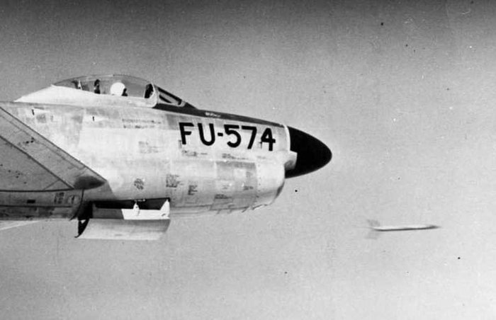 공대공 로켓탄을 발사하는 F-86D 요격전투기 <출처 : 미 공군>