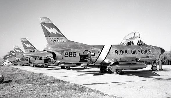 전천후 방공작전이 가능한 F-86D 요격전투기는 F-4D 전투기가 도입될 때까지 중요한 임무를 담당하였다. <출처 : 대한민국 공군>