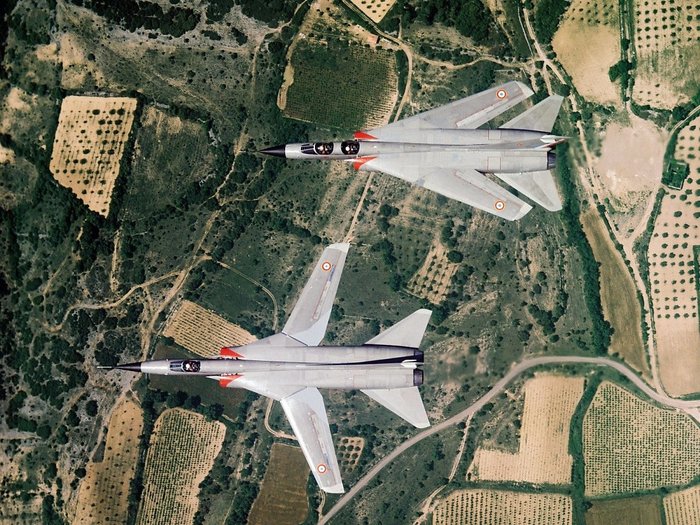 편대 비행 중인 미라주 G8. 위는 복좌형 G8-02기, 아래는 단좌형 G8-01기. (출처: Dassault Aviation)