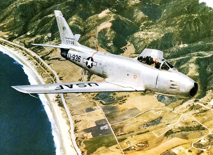 초계비행 중인 F-86. 소련의 MiG-15와 더불어 제1세대 전투기 시대를 대표하는 걸작이다. < 출처 : GE Aviation >