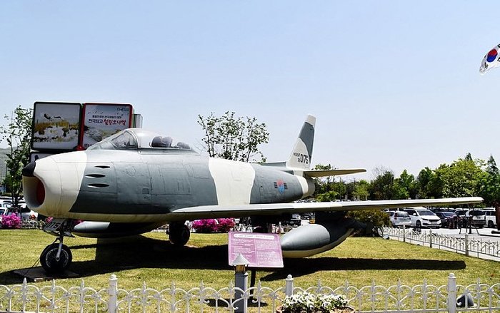 F-86은 한국 공군이 운용한 최초의 제트전투기다. 철원에 전시 중인 퇴역 F-86F < 출처 : (cc) Jjw at Wikimedia.org >