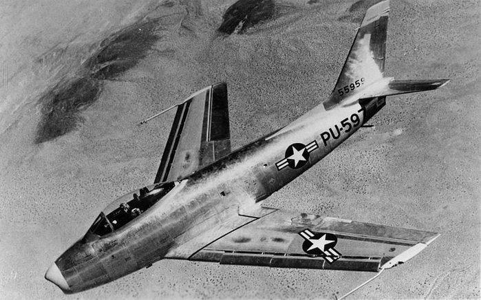 테스트 비행 중인 XP-86. 기존에 존재하던 해당 비행 분야의 모든 기록을 손쉽게 깨는 기염을 토했다. < 출처 : Public Domain >