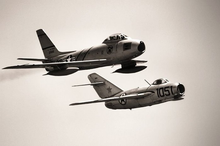 에어쇼에서 합동 비행 중인 F-86과 MiG-15. 한국전쟁에서 남긴 강렬한 인상 때문에 항공전사 최고의 라이벌 중 하나로 거론된다. < 출처 : (cc) Tim Felce at Wikimedia.org >