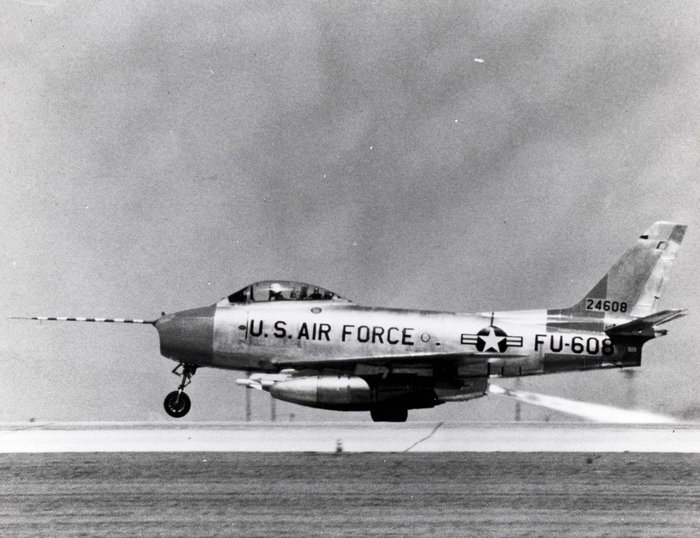로켓보조이륙을 실시중인 F-86F 세이버. AIM-9 사이드와인더 공대공미사일을 장착하고 있다. <출처: 미 공군>