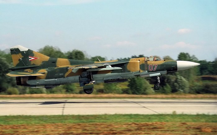 헝가리 공군의 MiG-23MF < 출처 : Public Domain >