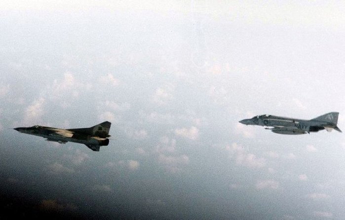 1981년 시드라만 상공에서 MiG-23이 탄생에 많은 영향을 주었던 F-4의 요격을 받고 있다. < Public Domain >