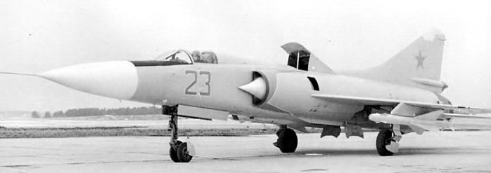 STOL을 위해 MiG-21에 리프트 엔진을 장착한 MiG-23PD 실험기 < 출처 : (cc) aviastar.org >