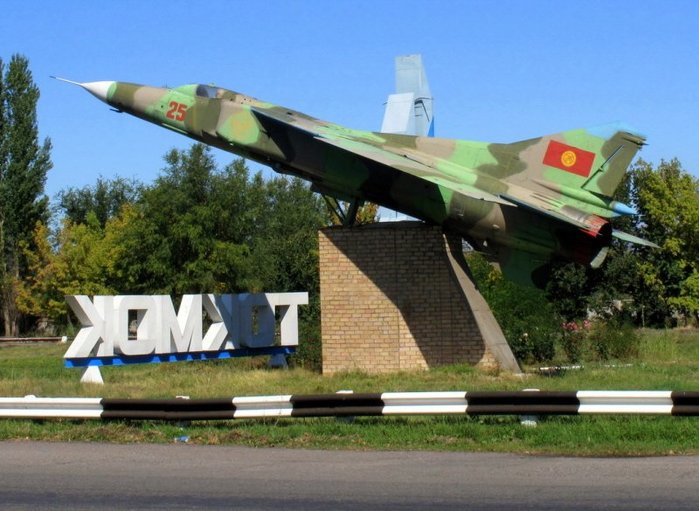 소련의 일원이었던 키르기스스탄 톡목에 전시 중인 MiG-23 < 출처 : (cc) Peretz Partensky at Wikipedia.org >