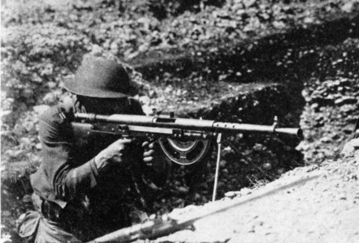 미 해병대는 1차대전 당시 쇼사 기관총을 채용했으나 실전의 신뢰성은 최악이었다. <출처: Public Domain>