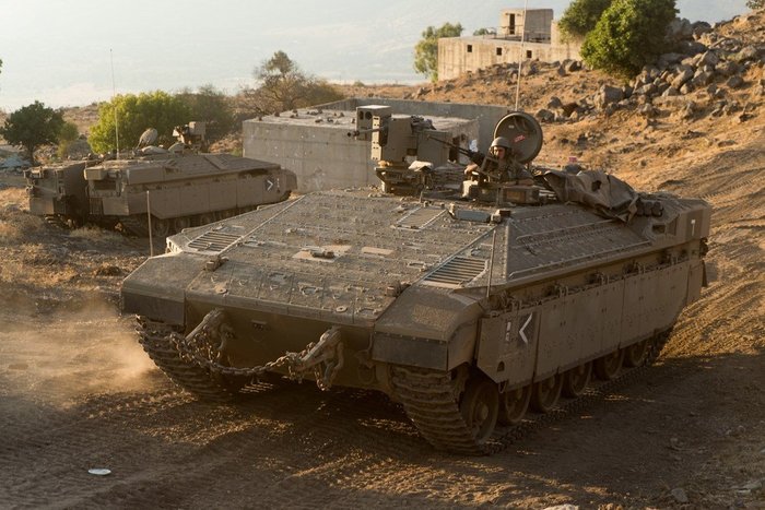 기바티 여단에 배치된 나메르 장갑차의 모습. 메르카바의 차체부를 활용했기 때문에 특유의 경사장갑과 모듈식 장갑이 적용되어 있다. (출처: Israeli Defense Forces)