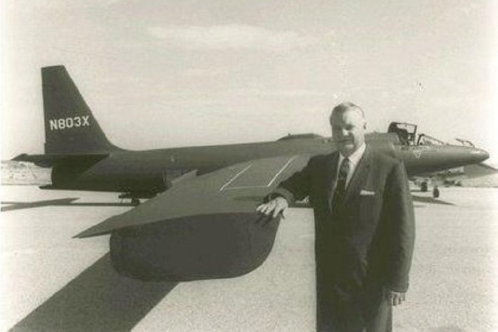 불과 143일 만에 P-80을 개발한 켈리 존슨. 그는 P-38, F-94, F-102, F-117, U-2, C-130 등의 유명 군용기의 개발을 주도한 항공 분야의 천재 엔지니어다. < 출처 : Public Domain >