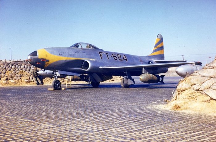 1951년 한국전쟁 당시 폭탄을 장착하고 출격 준비 중인 모습. MiG-15가 등장하면서 제공 임무를 F-86에 넘겨주고 공격기 역할을 담당했다. < 출처 : Public Domain >