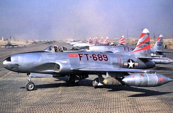 한국전쟁 당시 출격 준비 중인 F-80 < 출처 : Public Domain >