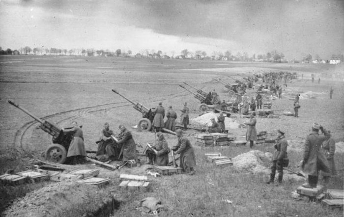 제2차 세계대전 당시 독일군에 포격을 퍼붓는 소련군 포병대 <출처 : warhistoryonline.com>