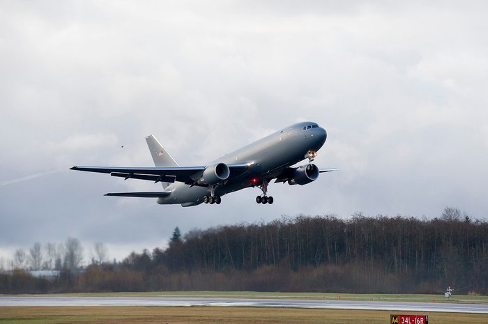 KC-46A의 플랫폼이 된 B-767의 개량형 기체인 B767-2C의 초도 비행 모습. (출처: Boeing)