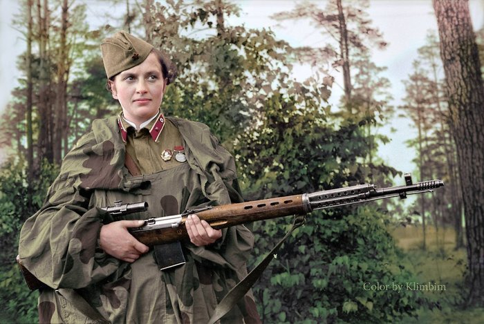 SVT-40은 소련의 여성저격수에 의해 애용되었다. 사진은 전설의 여성 저격수인 류드밀라 파블리첸코로 사실 파블리첸코는 SVT가 아니라 모신나강 M1891 소총을 애용했었고, 사진은 프로파겐다를 위한 용도였다. <출처: Public Domain>