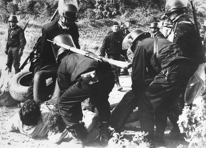 1978년 촬영된 프랑스 경찰. MAS-36을 휴대 중이다. <출처: Public Domain>